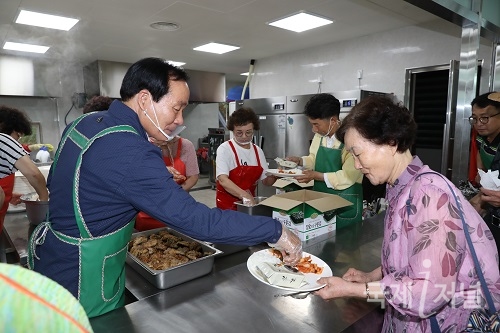 김주수 의성군수, ‘어르신 급식봉사' 민생행보