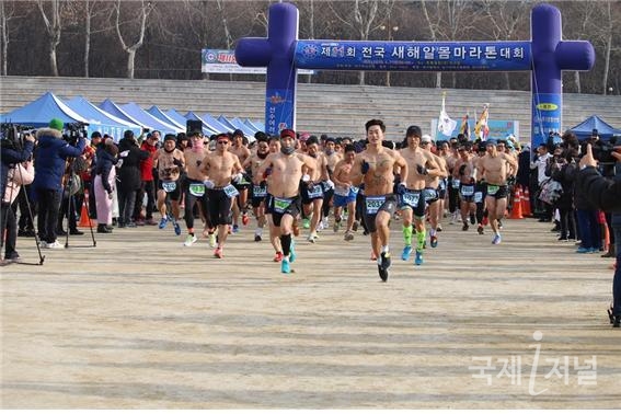 황금돼지의 해 '전국 새해 알몸마라톤대회' 대구두류야구장에서 개최