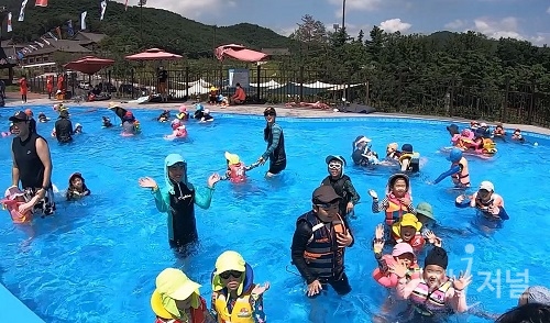 뜨거운 경주 무더위 식혀줄 화랑마을 문무야외수영장 개장!