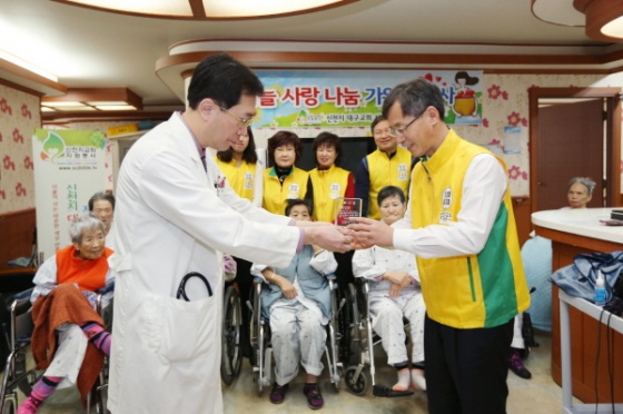 지난달 21일 대구 남구 재생e요양병원장으로부터 감사패를 수상받는 대구교회 자원봉사단.