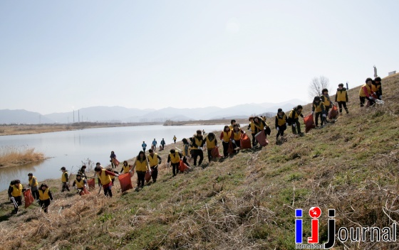 ▲ 늘푸른봉사단 등 200여명이 참여한 낙동강 하천정화활동