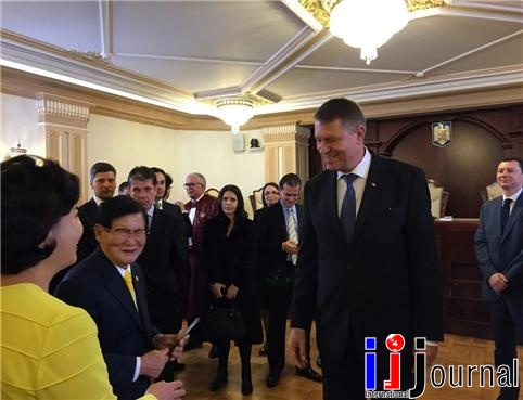 ▲ HWPL 이만희대표(앞줄 왼족 두 번째)가 클라우스 요하니스 신임 루마니아 대통령과 인사를 나누고 있는 모습